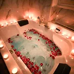 Glamour & Jacuzzi Prive